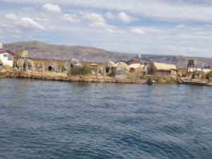 les îles flottantes sur le lac Titicaca