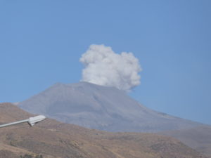 Un volcan en activité que nous apercevons de la route