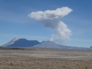 un volcan en activité que nous apercevons de la route