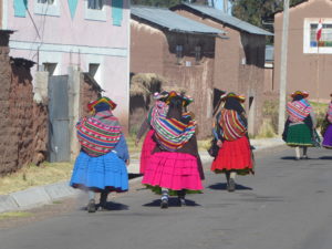 la fête au village avec les habits traditionnels