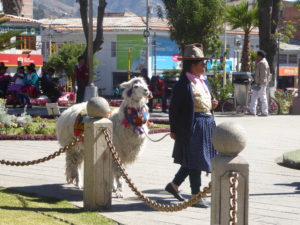 sur la place des armes à Huaraz