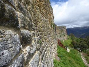 Le mur pouvant mesurer jusqu'à 20 m de hauteur
