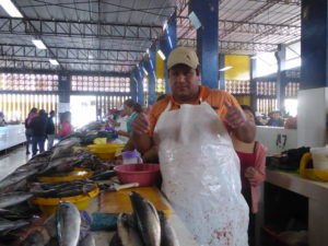 poissonnier au marché de Pisco