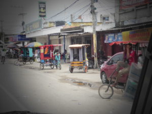 vélo taxi dans une petite ville sur la route du nord 