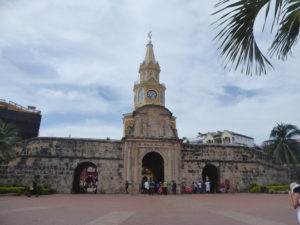 la porte de l'horloge à l'entrée de la ville historique