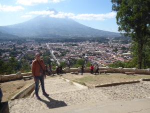 Vue du Mirador sur la ville d'Antigua et le volcan Agua